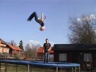 tobbe gör backflip. Foto: Gabriel Hammar. Åkare: Axel Krantz och Tobias Jackson.