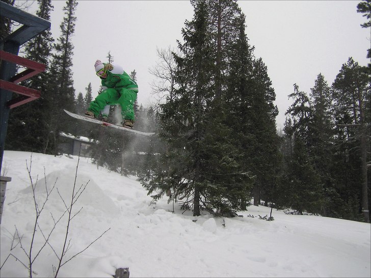 När liftarna har stängt får man nöja sig med b. Foto: Thomas Anemar. Åkare: Emil Hagberg.