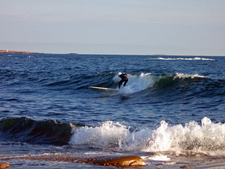 sommar surf i bohuslän. Foto: madelene jonsson. Åkare: ville berg malmborg.