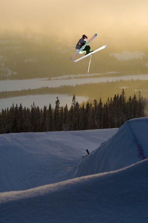 Oscar i en tidig flatspin i bräcke sen eftermidda. Foto: Jesper Molin. Åkare: Oscar Harlaut.