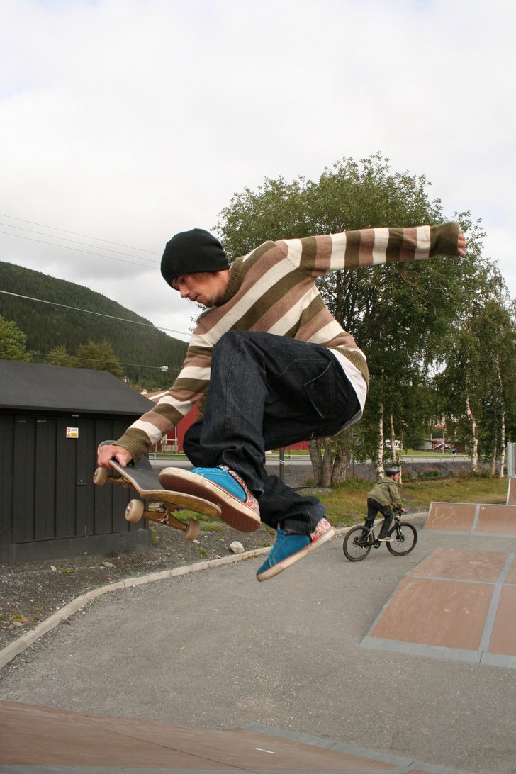 Bilden är tagen på parkeringen på Holiday Club. Foto: Adrian Frölund. Åkare: Jonas Gustavsson.