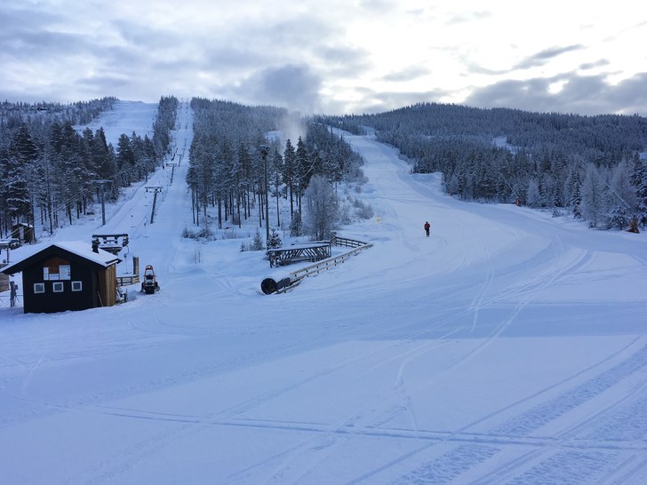 Velkommen til helg og et fjell med nysnø
Flotte f.