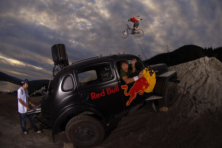 Jay Hoots hoppar över en bil med reklamloggor på. Foto: Mattias Fredriksson. Åkare: Jay Hoots & Steve Romaniuk & Röda Tjuren-DJ:n.