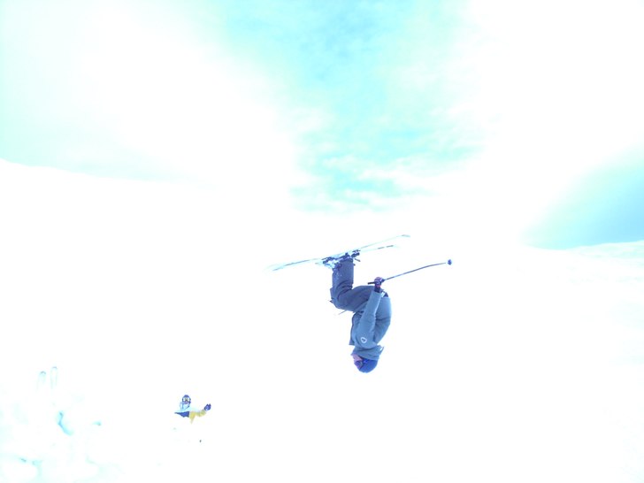 ful bild när jag sitter uppochner medan oscar tit. Foto: Jesper Modin. Åkare: Jag.