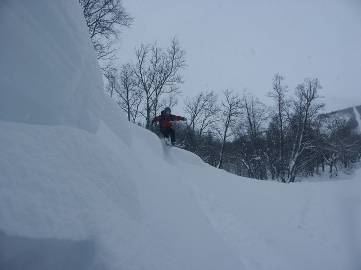 Lössnöåkning nedanför StorGrova i Kittelfjäll. Foto: Rickard Nordlund. Åkare: Jonas Emilsson.