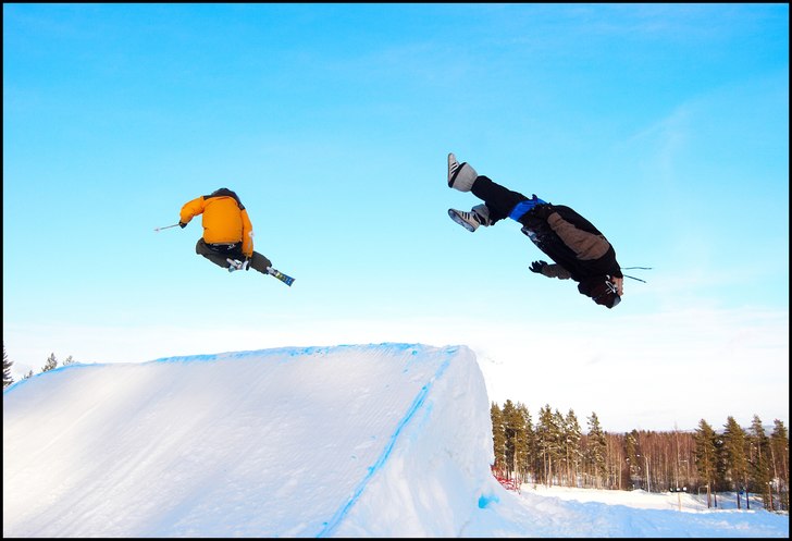 försökte få en rolig bild!. Foto: Billie Thoreus. Åkare: Adam kättström (skidor) simon anåker.
