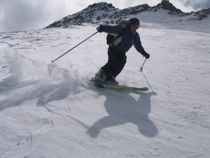 Magnus stänker vindpackad snö en glidareftermidd. Foto: Martin Bengtsson. Åkare: Magnus Bardh.