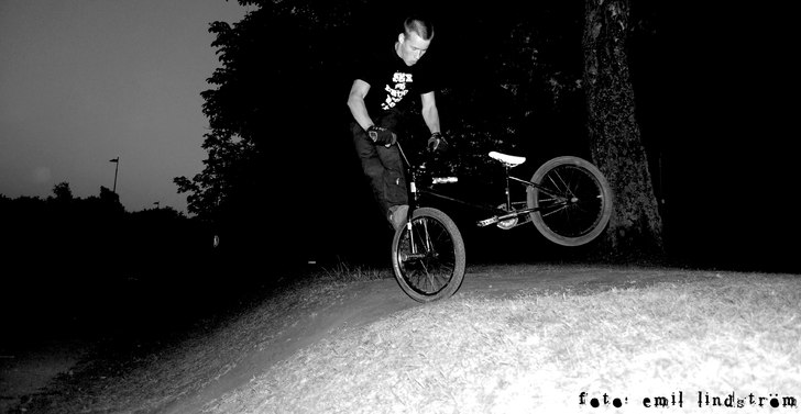 footjam tailwhip. Foto: Emil Lindström. Åkare: Henrik Westlund.