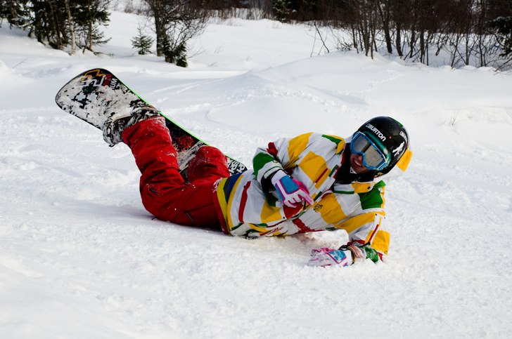 kollar att det är bra snö. Foto: Dan Hedegren. Åkare: Peter Lindström.