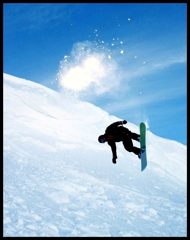 David drar en frontflip utför drivan. Foto: Mikael Öhlund. Åkare: David Ek.