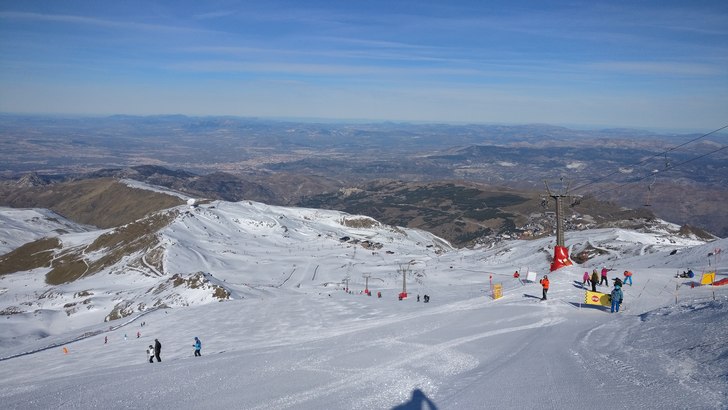 Utsikt ner mot Borreguiles från Pico Veleta. Röd.