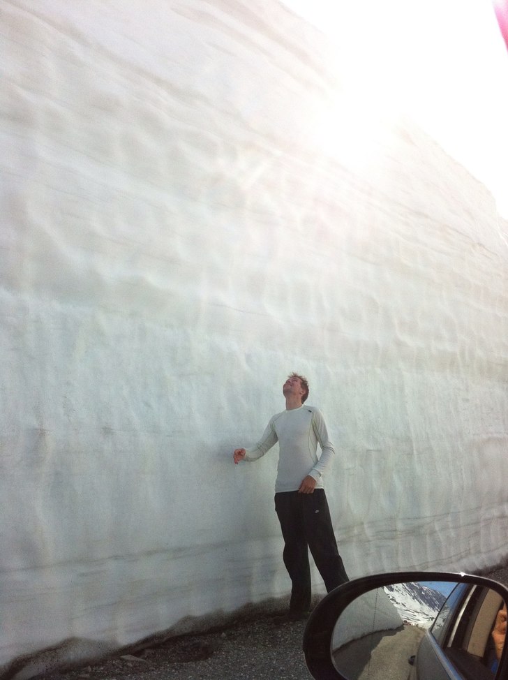 2012, 7 juni, 6 m snö!. Foto: Johan Staberg.