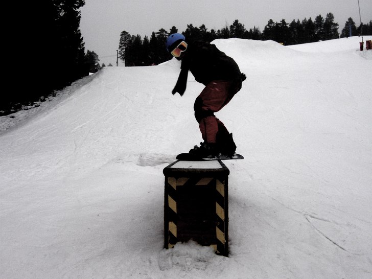 (Allmost) Fs Nose Slide. Foto: Jonas (Fjunesh). Åkare: Samuel Lundh.