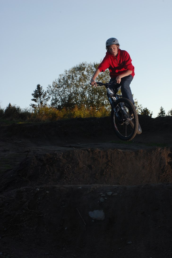 Hoppar i backen.. Foto: Simon Lindberg. Åkare: Olof Lundberg.