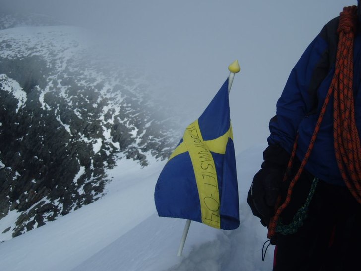 Foto: Arvid Nyström. Åkare: Svenska flaggan på toppen av Kebb!.