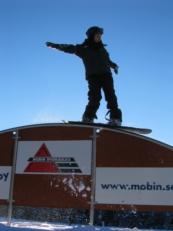 Hej jag heter Stina och kan inte åka snowboard  &. Foto: Filippa Richloow. Åkare: Stina Richloow.