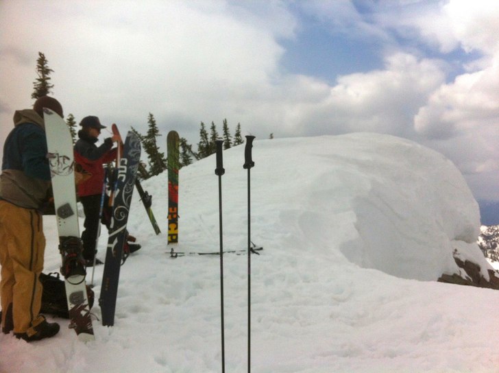 Av med skinsen på toppen av First Choice, Ymir pe. Foto: henrik hermansson. Åkare: Teo & Rossland Dave.