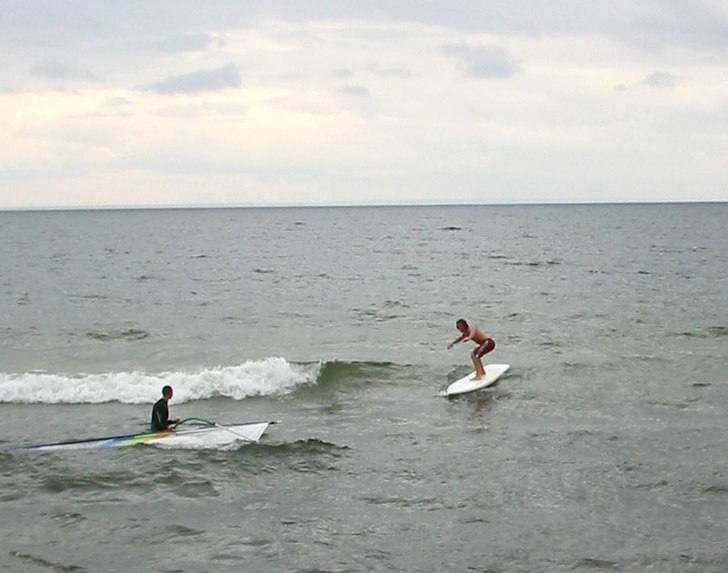 Vindsurfingen övergick till riktigt het vågsurfi. Foto: Mattias Munkstedt. Åkare: Andreas Jacobsson.