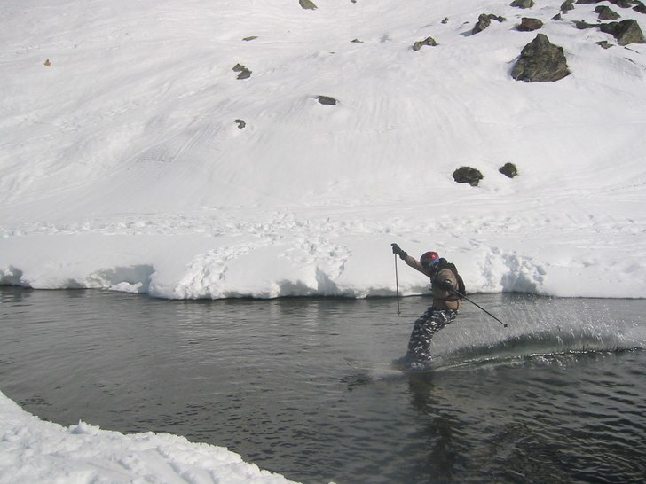 Med lite fart fixar man vatten också!. Foto: Nordis. Åkare: Eric Gervais.