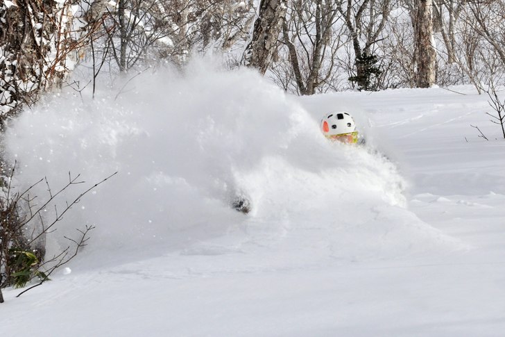 Snösäkra sluttningar i Annupuri. Foto: Johan Palmqvist. Åkare: Daniel Entoft.