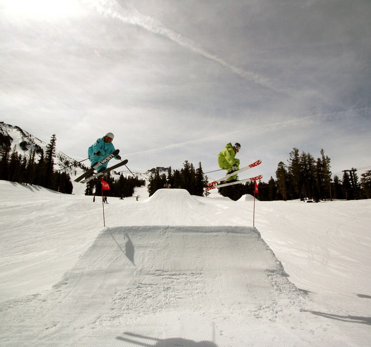 Dubbel 180's i Mammoth's South Park.. Foto: Mikael Jörgensen. Åkare: Jesper Tengvall och Oskar Brandberg.
