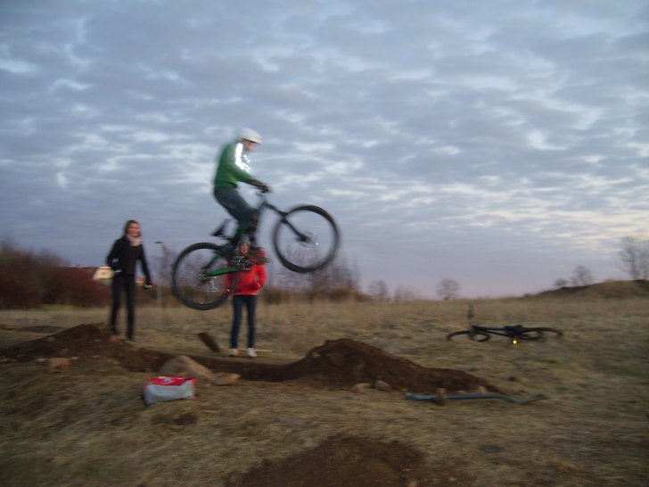 På ett litet hopp med 2m gap :) . Foto: Eric Mårtensson. Åkare: Simon Arvidsson.