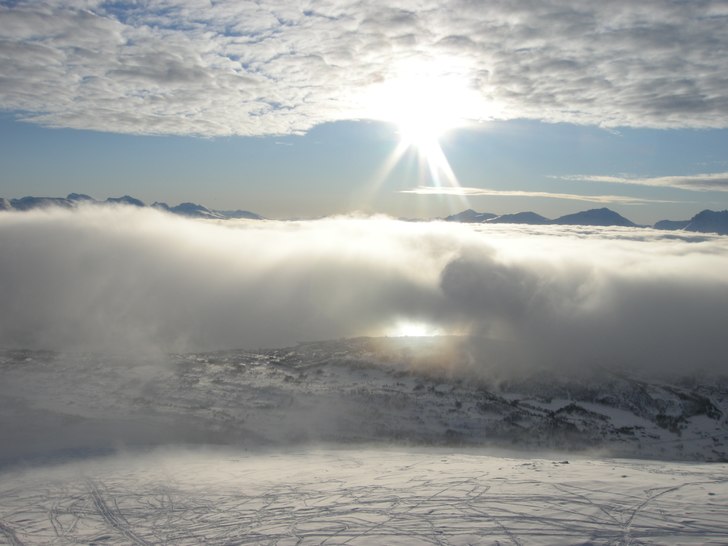 Flott lys med solen som reflekteres gjennom et hul. Foto: Per Hasvold. Åkare: Gustav og Vilde (nederst i bildet).