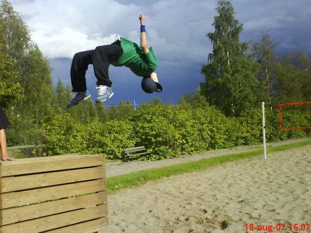 Jag drar en bf från en soptunna. Foto: Jerran. Åkare: Albin öster (jag).