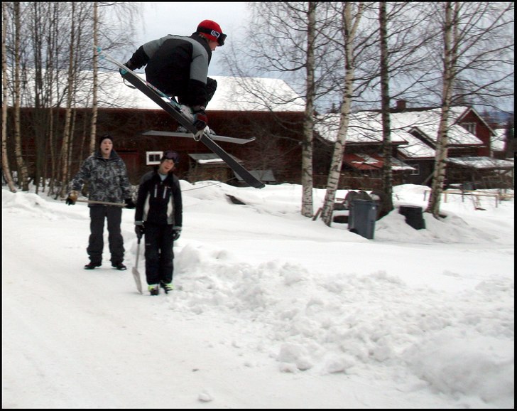 Hoppade över vägen i bonäs. Foto: Sven Bogg. Åkare: Johan Bogg.