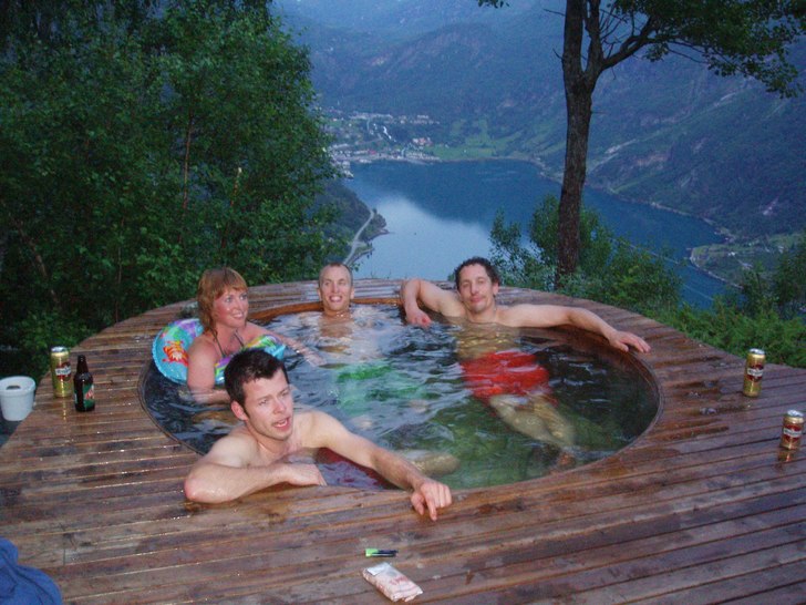 Afterskii på norsktvis. Flott badtunna med galen . Foto: Okänd.. Åkare: Badare?.