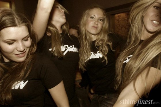 Åka skidor. Åkare: Carina, Sara, Catarina, Johanna.