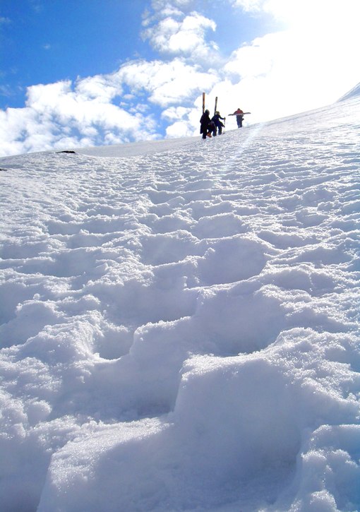 På väg uppför Norddalstoppen. Kondisen var inte. Foto: Camilla Waara. Åkare: Erik Sandström och Peter Nordin.