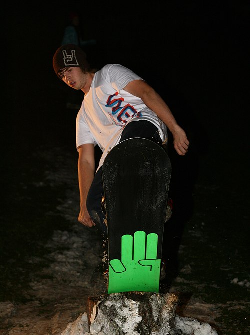 Jag och Hengus kör lite night session på en stub. Foto: tysken. Åkare: Rydell.