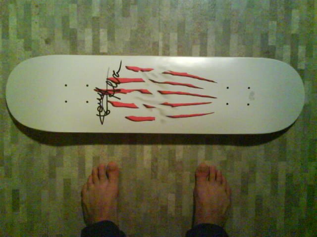 en alva bräda signerad av mästaren själv.. Foto: philip Göransson. Åkare: Philip göransson.