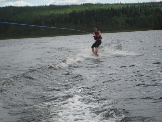 wakeboardsinvigning i mellasjön med familjen. Åkare: ciszi.