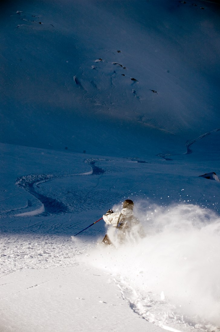 Jesper åker fluff-fluff i den hämliga dalen. Foto: Björn Bonthron. Åkare: Jesper Bragsted.
