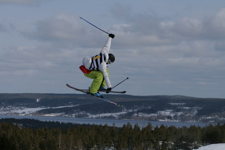 MSR Slopestyle, tack för dom sjukt roliga dagarna. Foto: Jonathan Hallvede. Åkare: Robin Trolin.