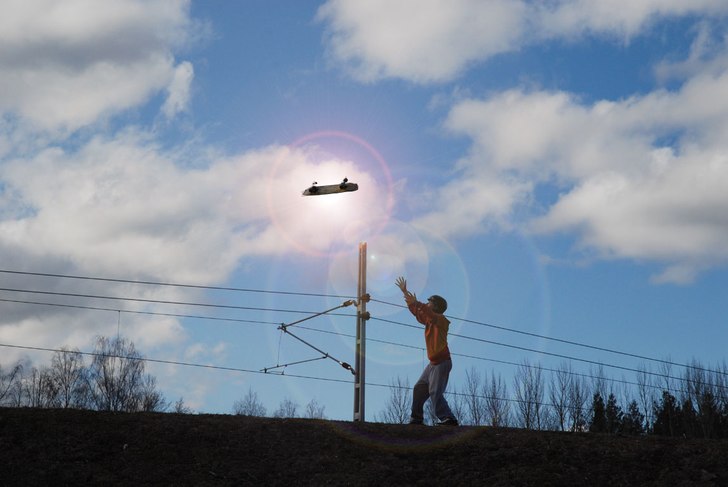 Felix skänker bort sin bräda till solen . Foto: Måns. Åkare: felix.
