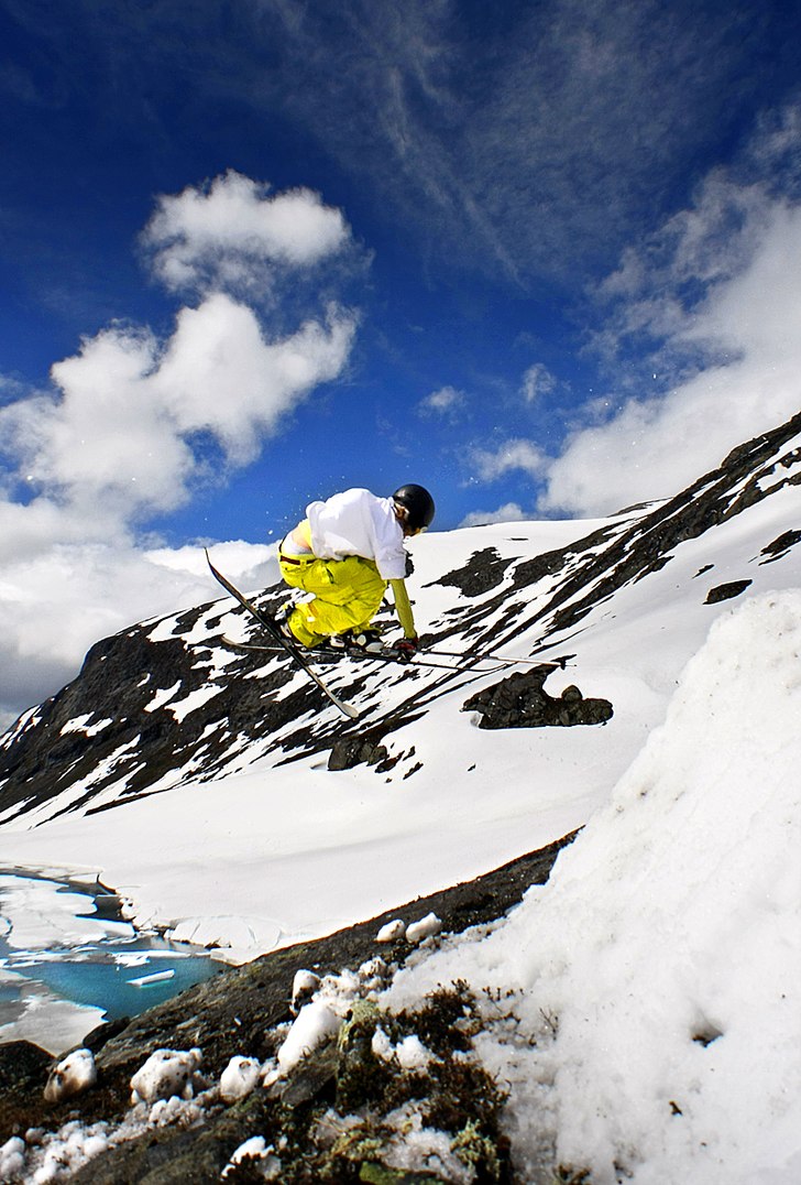 Douglas langar snurr i BC-kicken i Stryn. Foto: Claes Lind. Åkare: Douglas Källsbo.