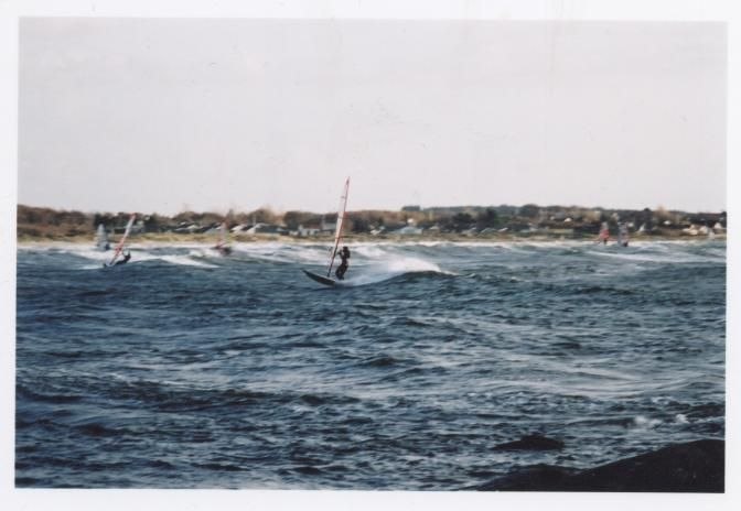 De sista små sköna vågorna på den svenska seso. Foto: Arild Kristiansen. Åkare: Ulrik Larsson.