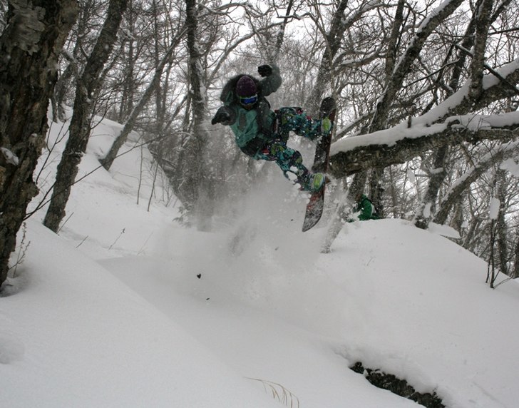 Foto: Jan Stala. Åkare: Wang Lei is testing the natural Log Sliding in the forest.