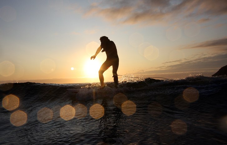 Midnattssurf i Ervika med Seamus Fox og Torkel Kar. Foto: Are Tallaksrud. Åkare: Torkel Karoliussen.