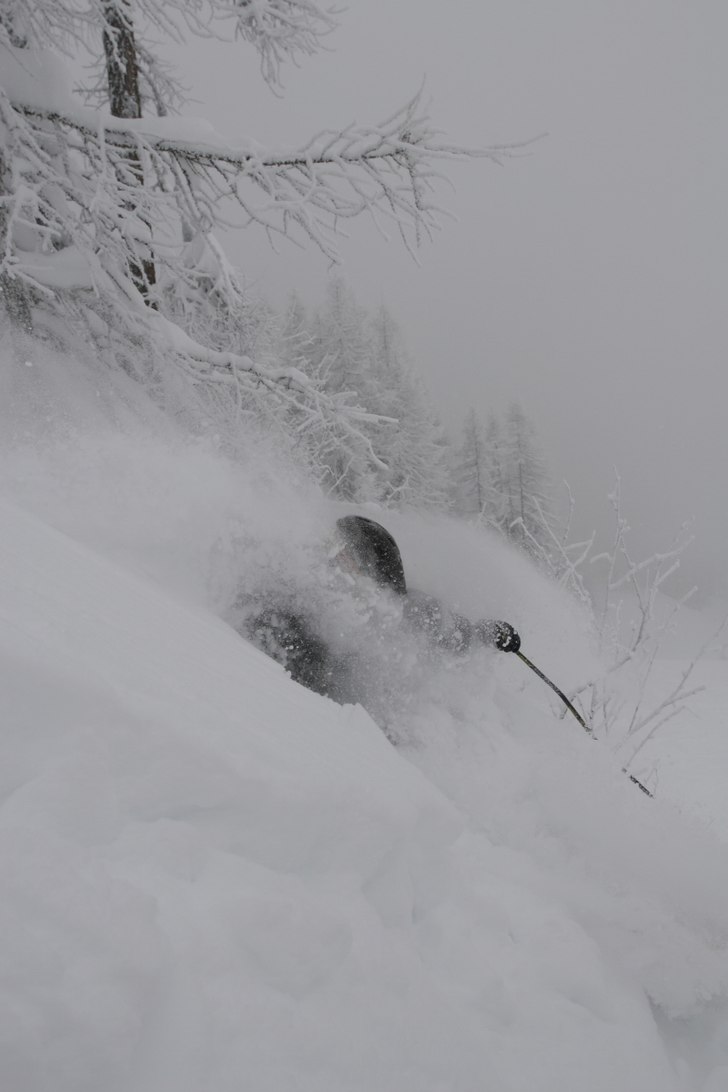 Djup och kall snö. Ahh. Foto: Jonas Abrahamsson. Åkare: Daniel Olsson.