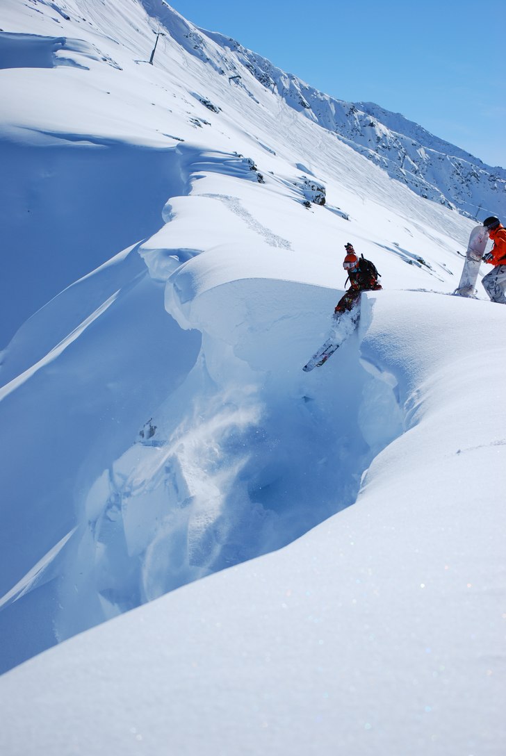 Avalanche-Andy brakar i genom en windlip och dras . Foto: Eric Westling. Åkare: Andy Holm.