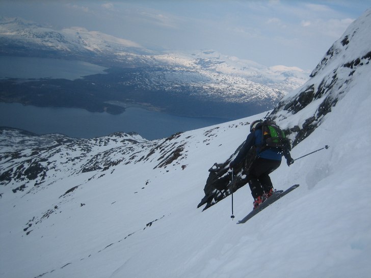 Johan droppar drivan för att komma in i Mörkholl. Foto: Anders Nilsson. Åkare: Johan Strandberg.
