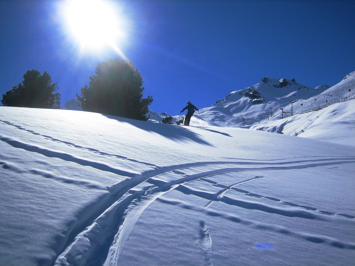 Johan på väg mot skogen i Meribel. Foto: Anders Nilsson. Åkare: Johan Strandberg.