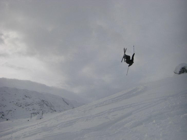 frontflip. Foto: jonas rensfeldt. Åkare: victor dahlgren.