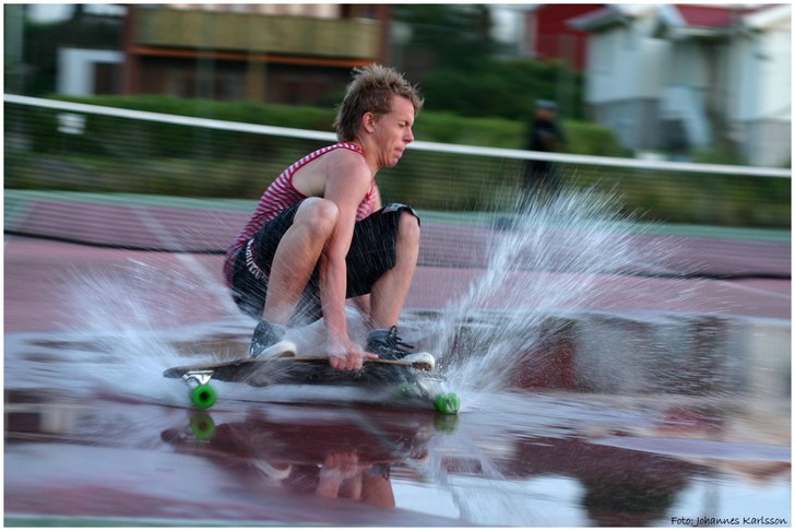 Vi hittade en stor pöl på tennisplan o tänkte a. Foto: Johannes Karlsson. Åkare: Adam Hansson.