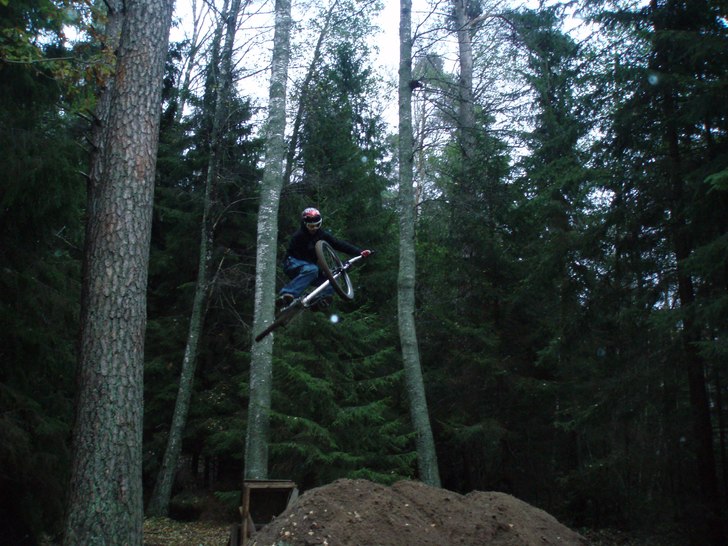 körde lite i höst stormen och byggde om dirt hop. Foto: anton mathisson. Åkare: johan rasmussen.