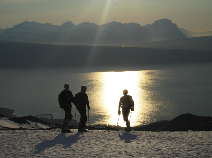 Tre kompiser på tur ned fra mørkholla i Narvik 1. Foto: Kjertsi Lunde. Åkare: Jan-Arne Pettersen, Fred Kjernli og Pål-Eirik Pedersen.